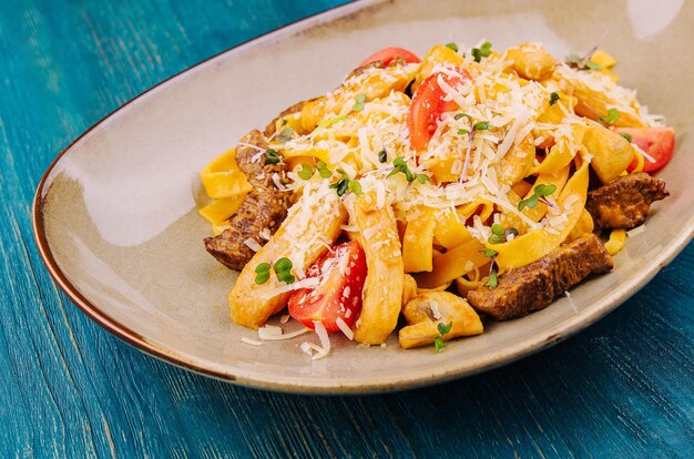 Foto pasta de fettuccine com frango de carne e parmesão