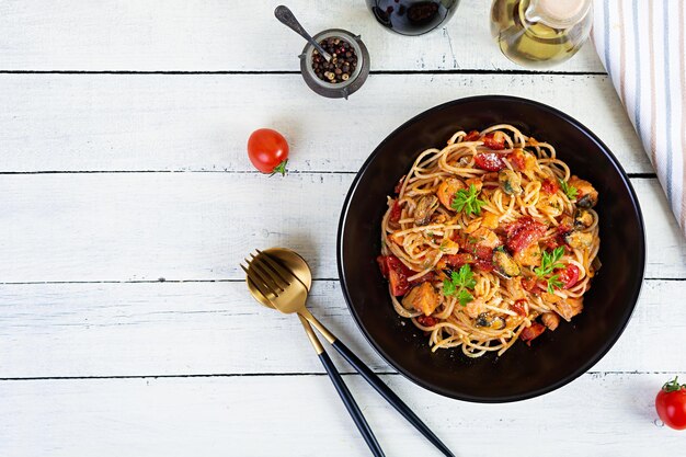 Pasta de frutos do mar com amêijoas, salmão e tomates, espaguete com coquetel de frutos do mar