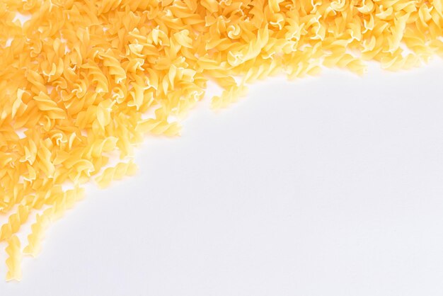 Pasta de fusili não cozida com espaço para cópias