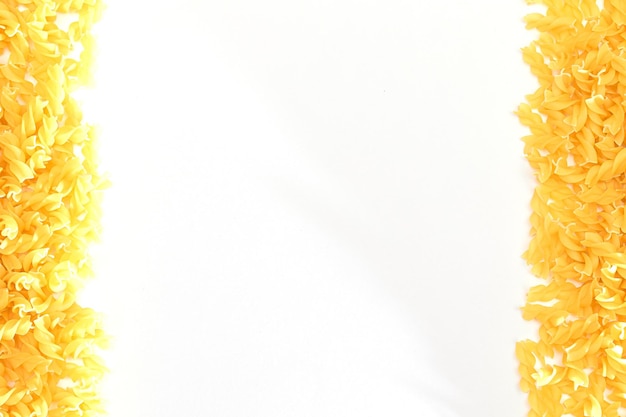 Pasta de fusilli não cozida com espaço para cópias