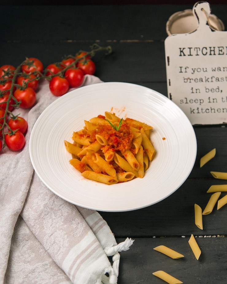 Foto pasta de penne com molho de tomate