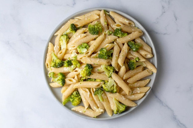 Pasta de penne cremosa com brócolis caseiro e queijo nome turco brokolili makarna