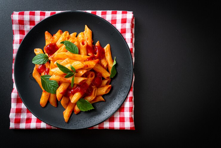 Foto pasta de penne em molho de tomate