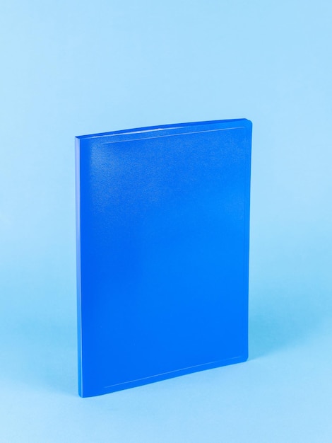 Pasta de plástico azul para documentos isolados em fundo azul