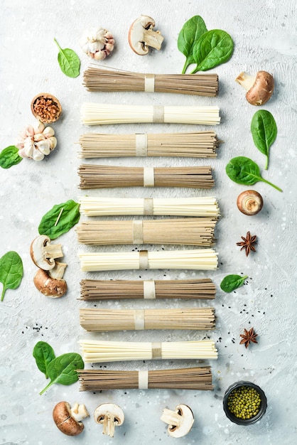 Pasta de soba de trigo cru em um fundo de pedra cinza Vista superior Alimentação saudável