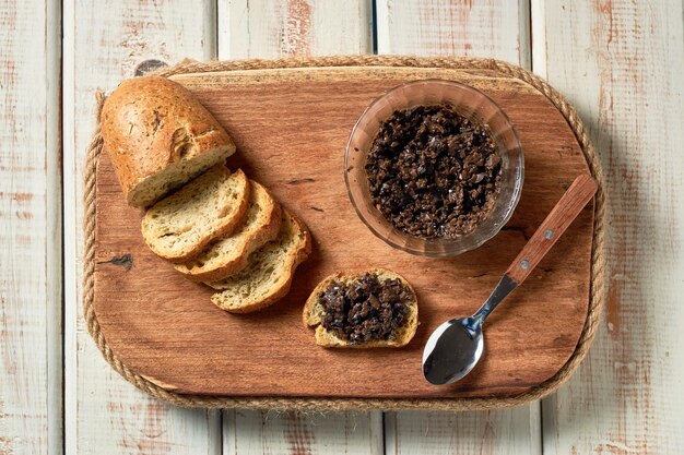 Pasta de tapenade feita de azeitonas tigela com preto para barrar