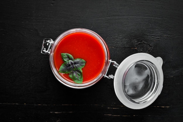 Pasta de tomate Ketchup com legumes caseiros Vista superior Em um fundo preto Espaço livre para texto