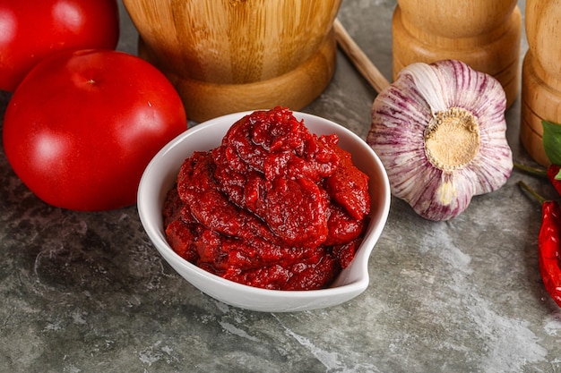 Pasta de tomate vermelho orgânico natural na tigela