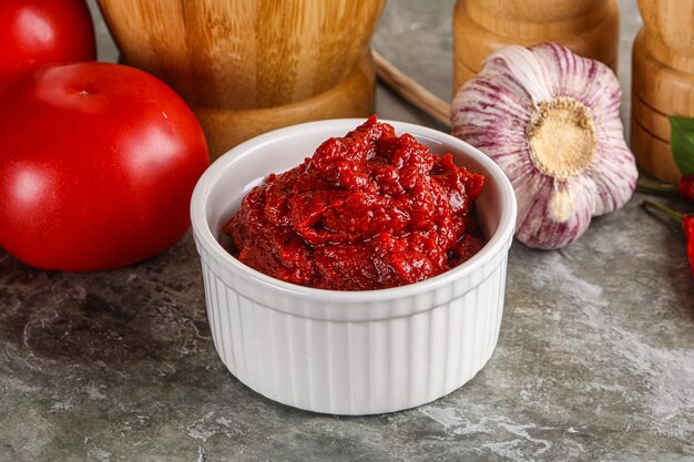 Pasta de tomate vermelho orgânico natural na tigela