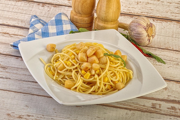 Foto pasta deliciosa con mariscos de vieiras