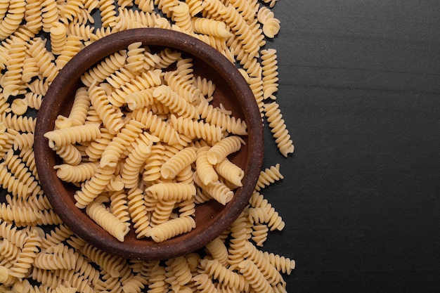 pasta por dentro y por fuera sobre una mesa negra