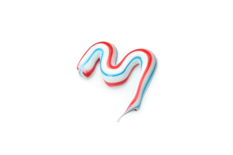Foto pasta de dientes aislada sobre un fondo blanco de cerca