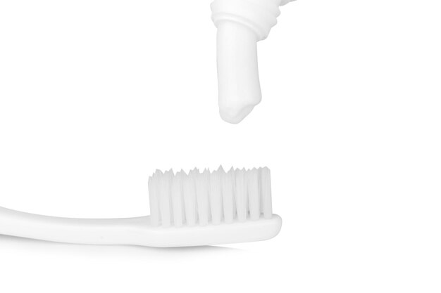 Pasta de dientes cepillo de dientes aislado sobre fondo blanco.