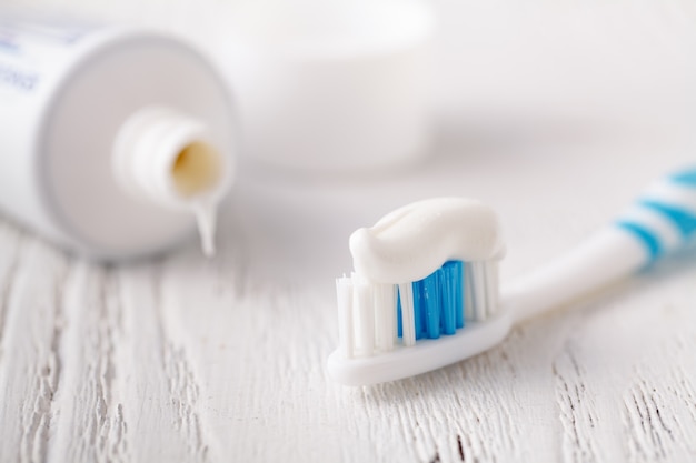 Foto pasta de dientes en un cepillo y un tubo