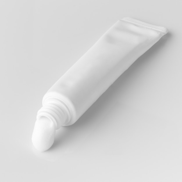 Foto pasta de dientes limpia aislada en blanco