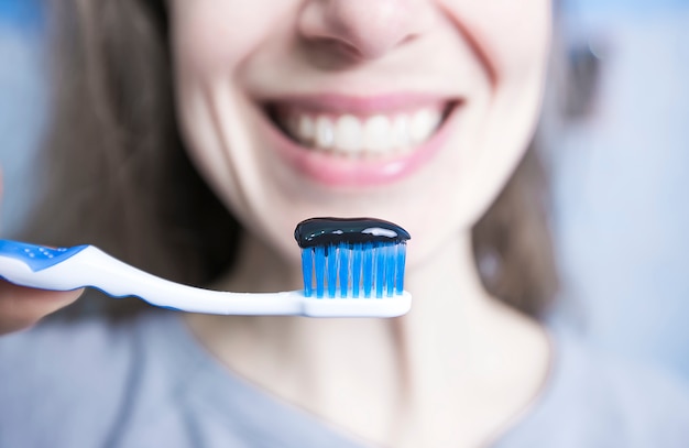 Pasta de dientes y pincel de carbón negro activado. Carbón.