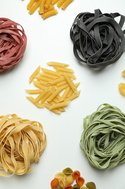 Pasta de diferentes colores crudos en blanco