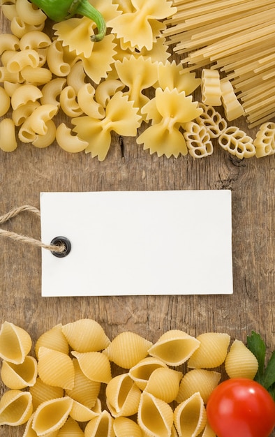 Pasta e ingredientes en madera.