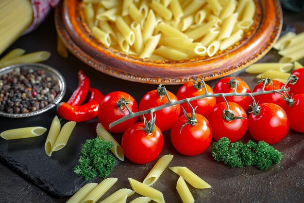 Foto pasta em composição com legumes na cozinha