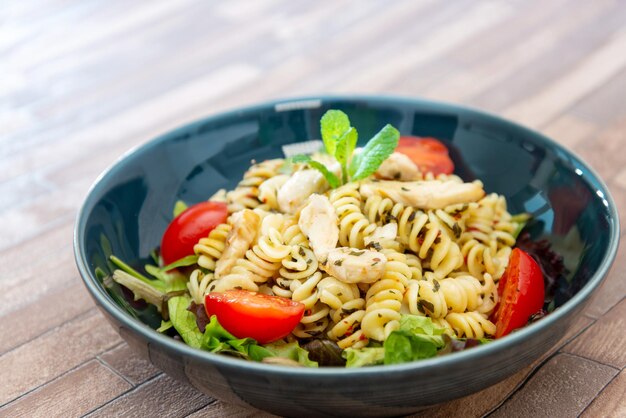 Pasta em uma tigela na mesa