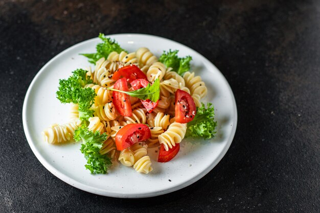 Pasta con ensalada y tomates