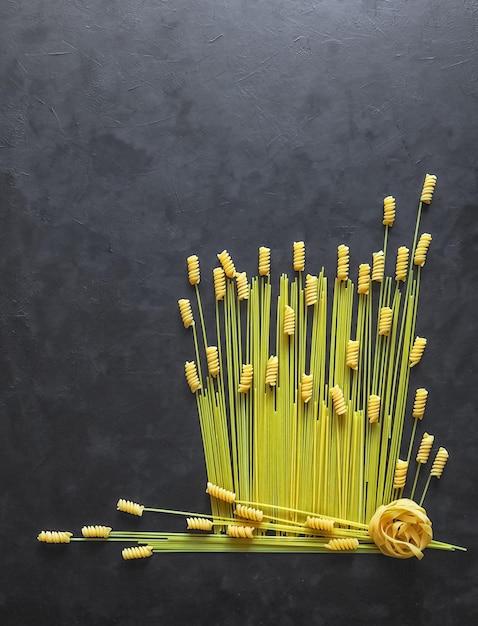 Foto pasta con espacio de copia en la mesa negra.