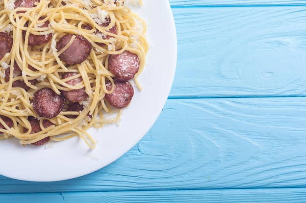 Pasta espaguete com salsichas e queijo parmesão comida italiana