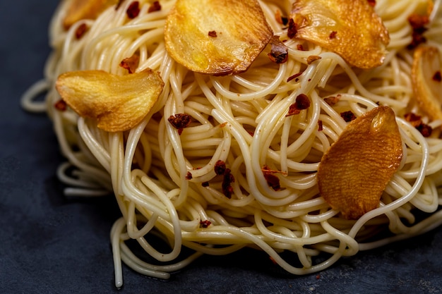 Pasta de espagueti con ajo frito y aceite de oliva.