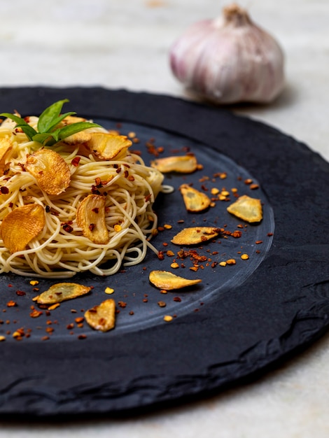 Pasta de espagueti con ajo frito y aceite de oliva.