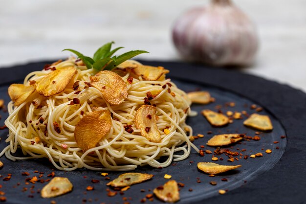 Pasta de espagueti con ajo frito y aceite de oliva