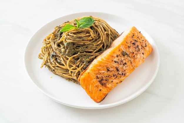 Pasta de espagueti al pesto casera con salmón a la parrilla - Estilo de comida italiana