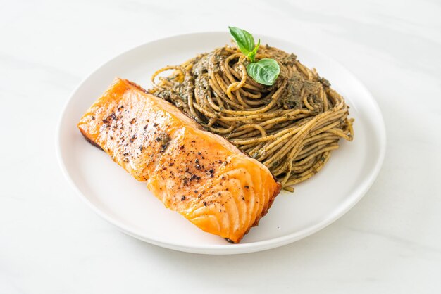 Pasta de espagueti al pesto casera con salmón a la parrilla - Estilo de comida italiana