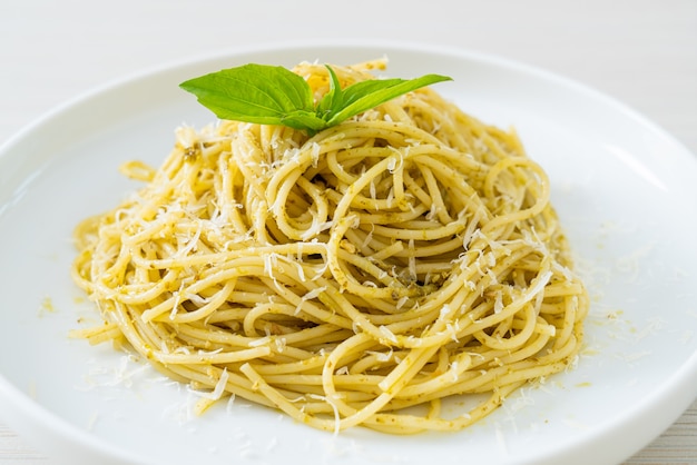 pasta de espagueti al pesto - comida vegetariana y estilo de comida italiana