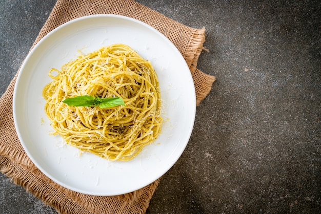 pasta de espagueti al pesto - comida vegetariana y estilo de comida italiana