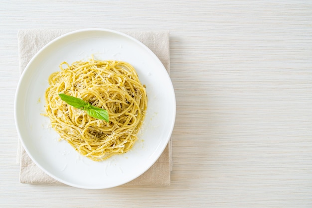 pasta de espagueti al pesto - comida vegetariana y estilo de comida italiana