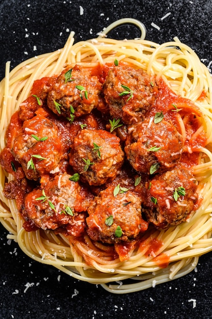 Pasta de espagueti con albóndigas y salsa de tomate