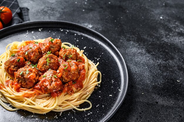 Pasta de espagueti con albóndigas y salsa de tomate