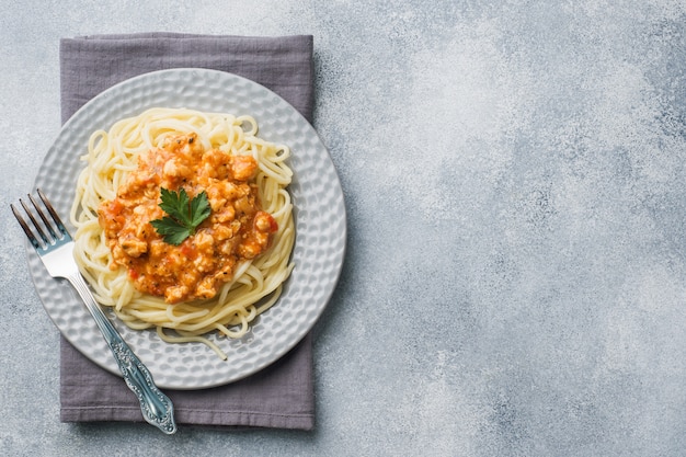 Pasta de espagueti boloñesa en plato blanco