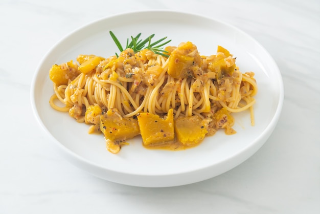 pasta con espagueti de calabaza salsa alfredo - estilo de comida vegana y vegetariana