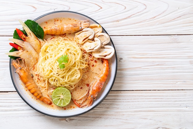 pasta de espagueti con camarones picantes (Tom Yum Goong)