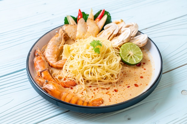 pasta de espagueti con camarones picantes (Tom Yum Goong)