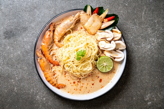 pasta de espagueti con camarones picantes (Tom Yum Goong)