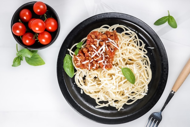 Pasta espagueti con carne, salsa de tomate y queso. Espaguetis a la boloñesa.