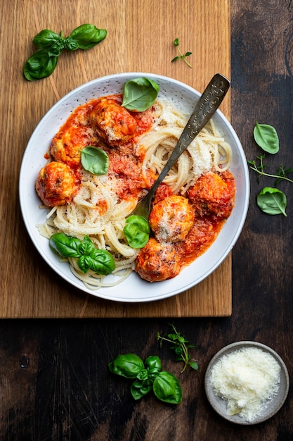 Pasta de espagueti clásica con albóndigas y salsa de tomate