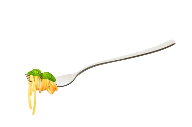 Pasta de espagueti cocida enrollada en la horquilla con hojas de albahaca y salsa de tomate, aislado en blanco