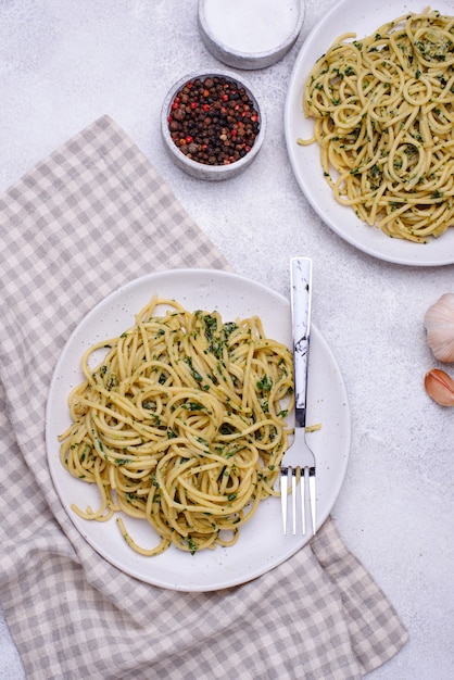 Pasta de espagueti con espinacas y queso