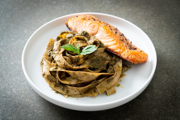 Pasta de espagueti fettuccine al pesto casero con filete de salmón a la parrilla