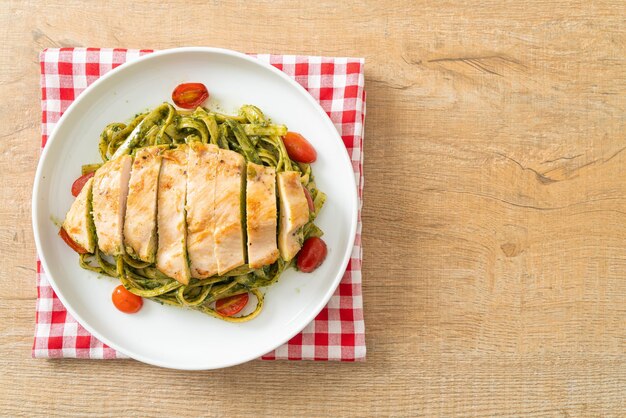 pasta de espagueti de fettuccine en salsa de pesto con pollo a la parrilla