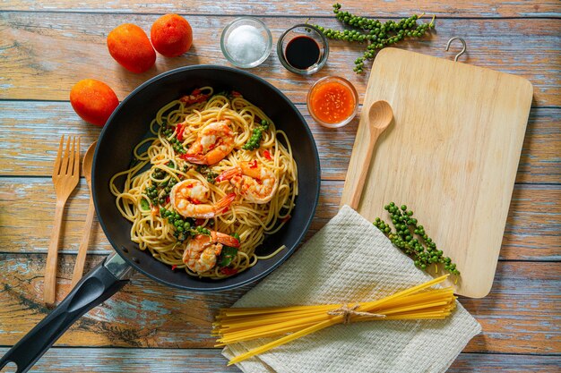 Pasta de espagueti de grano entero con espacio de copia de vista superior de camarones