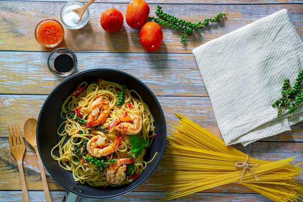 Pasta de espagueti de grano entero con espacio de copia de vista superior de camarones